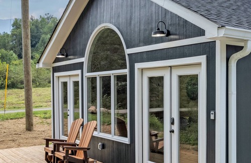 Cosby Cottage | Enchanted Bungalow, Blue Moon, Pickleball Court, Mountain Views, Starting at $69