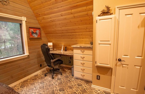 Lakehead Ski Chalet | Enchanted Chalet in tranquil forest at Shasta Lake - Pool/Spa/Paddle Boards
