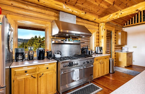 Angel Fire Cabin | ENCHANTED CIRCLE LODGE-AWESOME MOUNTAIN VIEWS WITH HOT TUB AND SAUNA!