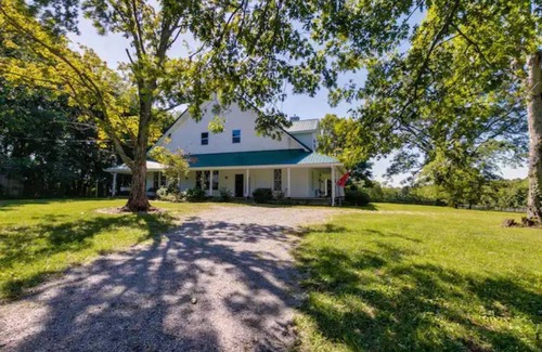 Unionville House | Enchanting 1915 farmhouse on 5 serene acres