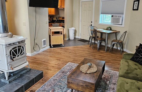 La Pine House | Enchanting 2-bedroom dome home in La Pine