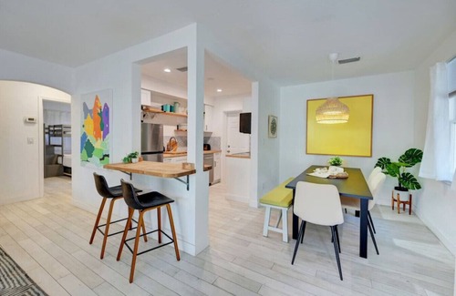 Deerfield Beach Cottage | Enchanting 2BR/1BA Casita 2 blocks to Beach