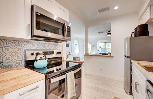 Deerfield Beach Cottage | Enchanting 2BR/1BA Casita 2 blocks to Beach