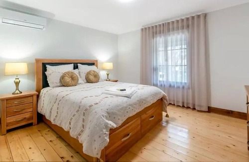 Tanunda Apartment | Enchanting, Ambiant 3BR Abode