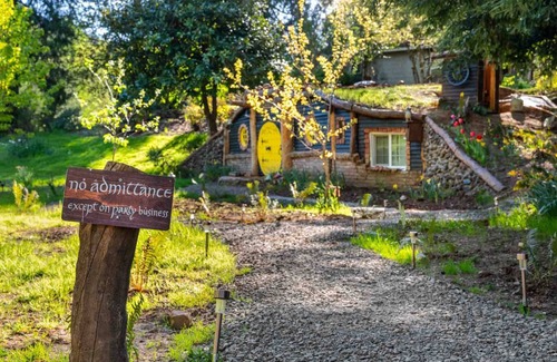 Salem House | Enchanting and Fantastical Hobbit Home, *Pet Friendly*, Steps from Creeks, Pond, and Waterfall