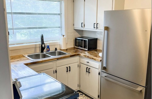 Abercorn Heights Apartment | Enchanting Apt, ideal for long stays, Savannah!