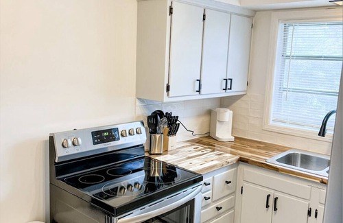 Abercorn Heights Apartment | Enchanting Apt, ideal for long stays, Savannah!