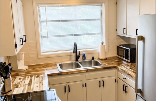 Abercorn Heights Apartment | Enchanting Apt, ideal for long stays, Savannah!