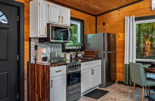 Sevierville Cabin | Enchanting Couples Escape! PrivateTheater + Hottub! Fire Pit! SEASONAL SPECIALS!
