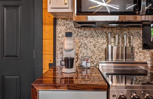 Sevierville Cabin | Enchanting Couples Escape! PrivateTheater + Hottub! Fire Pit! SEASONAL SPECIALS!