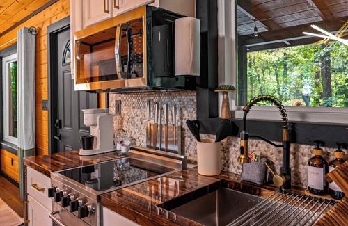 Sevierville Cabin | Enchanting Couples Escape! PrivateTheater + Hottub! Fire Pit! SEASONAL SPECIALS!