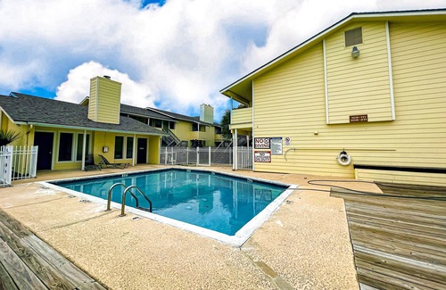 Bay Area Condo | Enchanting dog-friendly condo with pool, balcony, full kitchen, & washer/dryer