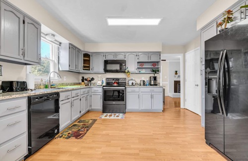 Sterling House | Enchanting Edge of Relaxation in Central Sterling - Spacious 6-bedroom house