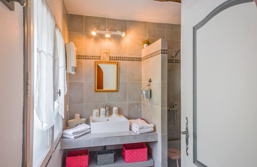 Venasque Bed & Breakfast | Enchanting Guest Room in the Heart of Provence