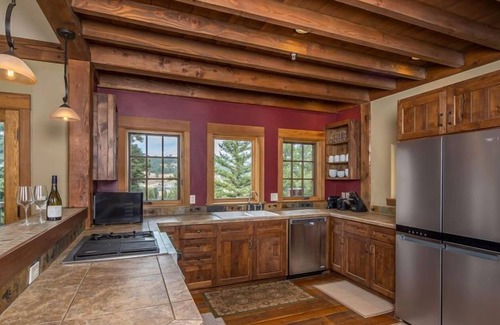 Gallatin Gateway House | Enchanting Home|Hot Tub|Fireplace|12m to Resort