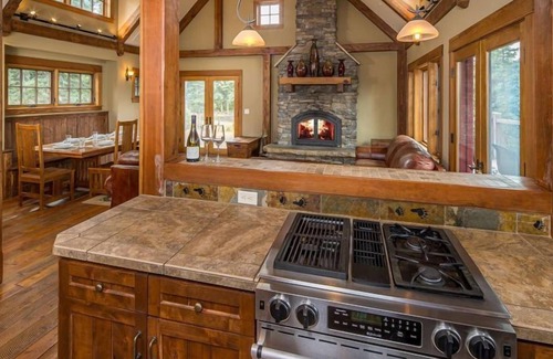Gallatin Gateway House | Enchanting Home|Hot Tub|Fireplace|12m to Resort
