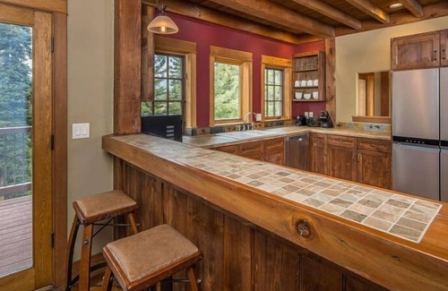 Gallatin Gateway House | Enchanting Home|Hot Tub|Fireplace|12m to Resort