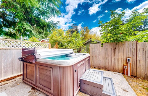 Gleneden Beach House | Enchanting home near the coast with hot tub, full kitchen & washer/dryer