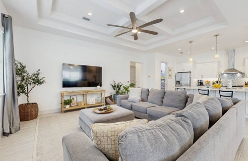 Palm Coast House | Enchanting house with heated pool, full kitchen, central AC, & washer/dryer
