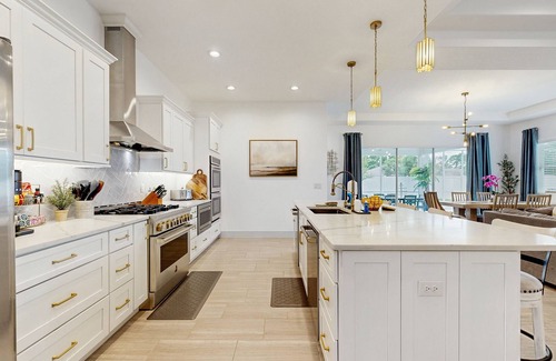 Palm Coast House | Enchanting house with heated pool, full kitchen, central AC, & washer/dryer
