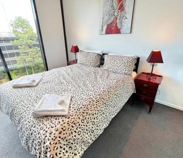 Reid Apartment | Enchanting in Red - 1bd 1bth 1csp