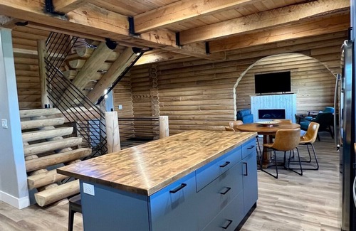 Beaver Cabin | Enchanting log cabin in Beaver near Eagle Point, sleeps 20+