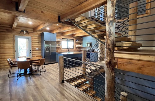 Beaver Cabin | Enchanting log cabin in Beaver near Eagle Point, sleeps 20+