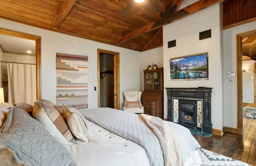 Boone Cabin | Enchanting Log Home with 4 Suites