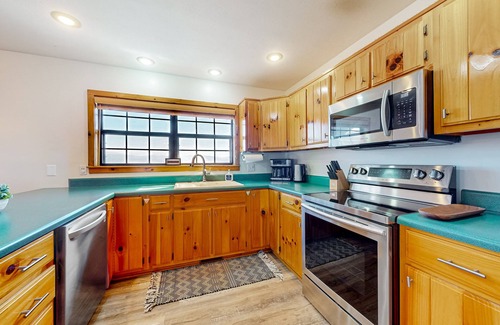 Blairsville Cabin | Enchanting mountain home with deck views, private hot tub, firepit, & fireplace