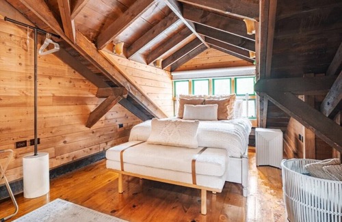 Layton Cabin | Enchanting Scenic Lodge | Lake Views & Hot Tub