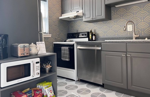 Hamtramck Apartment | Enchanting Stay above a Craft Cocktail Bar