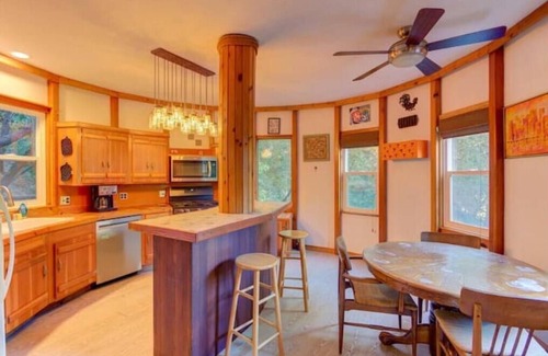 Atascadero Cabin | Enchanting three-bedroom treehouse