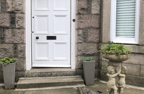 Central Aberdeen Apartment | Enclosed walled garden ground floor apartment near hospital and parks.