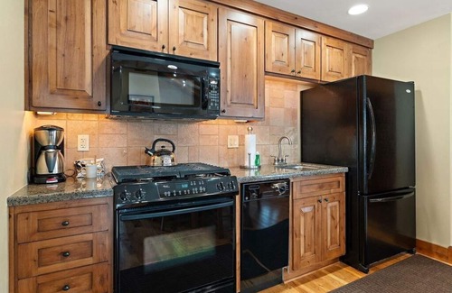 Tamarack Resort Cottage | Encore Ski Cottage - Ski In/Ski Out Cottage with Private Hot Tub