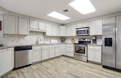 Orange Beach Condo | End of Year Special Rates -Beachfront Beautifully Renovated 2/2 Sleeps 8