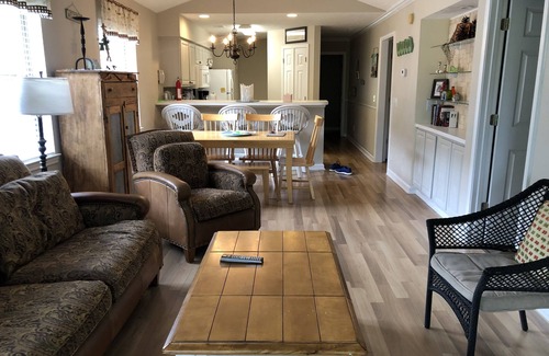 Pawleys Island Condo | End Unit! 5 min to Beach. Steps from Pool/Jacuzzi and Golf Close to Dining. WiFi