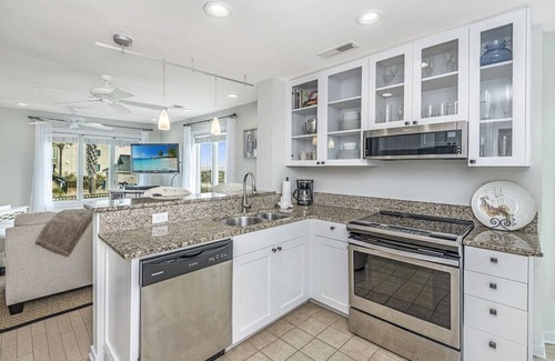 Isle of Palms Condo | End Unit Oceanfront Condo w/Views from all Rooms