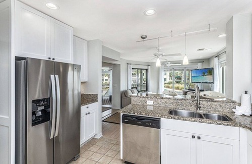 Isle of Palms Condo | End Unit Oceanfront Condo w/Views from all Rooms