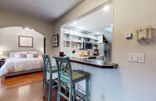 West Hartford House | End unit townhome near golf & ski - walk to Quechee Club - views & fireplace