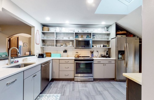 West Hartford House | End unit townhome near golf & ski - walk to Quechee Club - views & fireplace