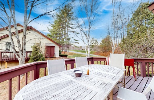 West Hartford House | End unit townhome near golf & ski - walk to Quechee Club - views & fireplace