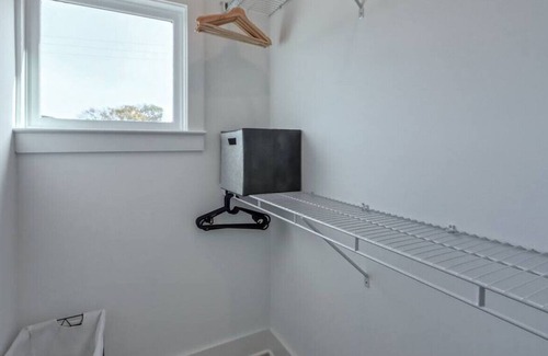 Hapeville House | End-unit Townhome with Garage