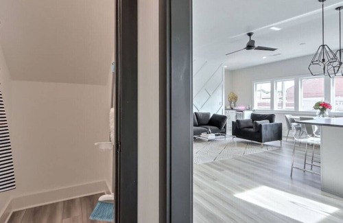 Hapeville House | End-unit Townhome with Garage