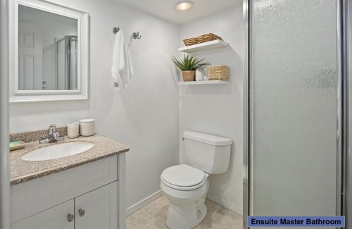 Countryside House | End Unit Townhome with in No VA, 40 Mins to DC, Pets OK