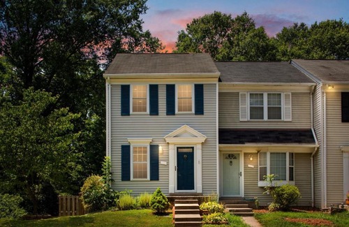 Countryside House | End Unit Townhome with in No VA, 40 Mins to DC, Pets OK