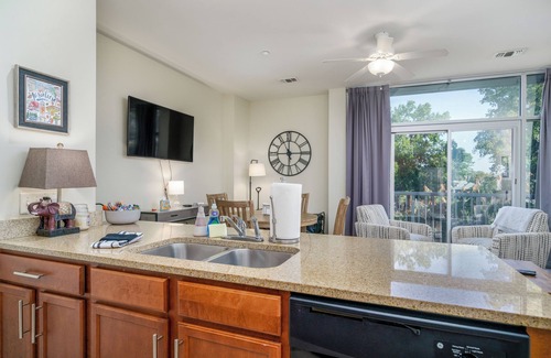 Tuscaloosa Condo | End Zone: Walk to Bryant-Denny! 2BR/2BA Condo with Rooftop Patio