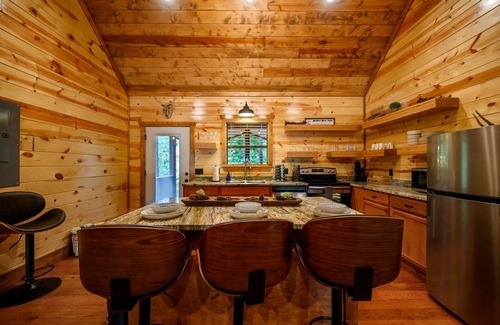 Broken Bow Cabin | Endless Skyway-2Bed/2Bath Cabin: Hot Tub/BBQ/Play Area/Patio/Large Flat Driveway