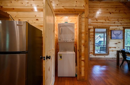 Broken Bow Cabin | Endless Skyway-2Bed/2Bath Cabin: Hot Tub/BBQ/Play Area/Patio/Large Flat Driveway