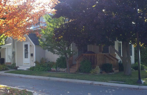 Petoskey House | "Endless Sunsets on the Bay" nClean, cozy, walk to water, next to Bike Trail.
