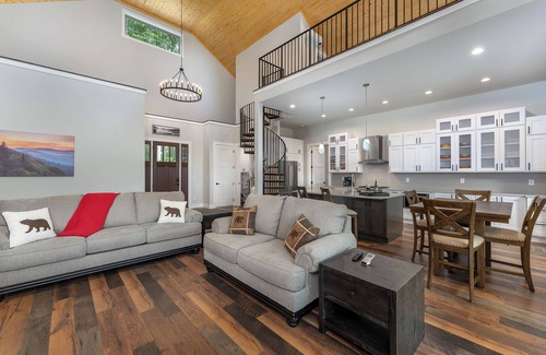 Ogle Meadows Cabin | Endless View Lodge! Hot Tub+Fireplaces, Grill, WiFi, Hiking, Fishing, Swimming!